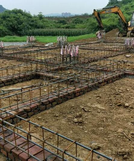 地基鋼筋圈梁綁扎完工，為穩固建筑打下堅實基礎